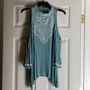 Shoulder cut out shirt